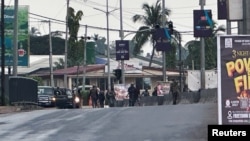 Militer Sierra Leone patroli di jalan-jalan setelah orang-orang bersenjata tak dikenal menyerang barak militer dan berusaha masuk ke gudang senjata di ibu kota Freetown, Minggu, 26 November 2023.
