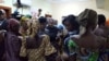 Wasu daga cikin 'yan mata Chibok 21 da aka kubutar yayin ganawarsu da mataimakin shugaban Najeriya, Prof. Yemi Osinbaji a watan Oktoba 