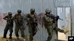 Dakarun kasar Somalia suna binciken mayakan Al shebab, Yuni, 2, 2012. 