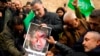 ইস্তাম্বুলে সুইডিশ কনস্যুলেটের বাইরে বিক্ষোভের সময় উগ্র ডানপন্থী রাসমাস পালুদানের একটি ছবিতে আগুন ধরিয়ে দেয় লোকজন।( ২২ জানুয়ারি, ২০২৩) 