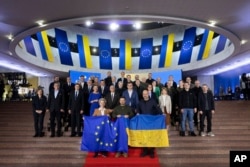 Presiden Ukraina Volodymyr Zelenskyy (tengah), Presiden Komisi Eropa Ursula von der Leyen (kiri), Perdana Menteri Ukraina Denys Shmyhal, pejabat UE dan Ukraina berfoto bersama usai berlangsungnya KTT UE-Ukraina di Kyiv, Ukraina, Kamis, 2 Februari 2023. (Kantor Pers Kepresidenan Ukraina via AP)