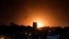 Api dan asap mengepul di atas gedung-gedung di Kota Gaza saat Israel melancarkan serangan udara ke daerah kantong Palestina pada 2 Februari 2023. (Foto: AFP)