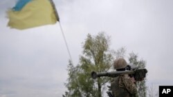 Ілюстративне фото. Бійці українського підрозділу протиповітряної оборони під Києвом демонструють свою роботу. Фото: AP Photo/Андрій Кравченко