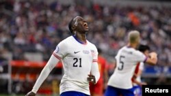 la federación de fútbol del país norteamericano condenó los mensajes racistas dirigidos a sus jugadores, particularmente a Timothy Weah, quien fue expulsado durante el partido.