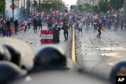 Pengunjuk rasa antipemerintah bentrok dengan polisi di Lima, Peru, Selasa, 24 Januari 2023. (Foto: AP)