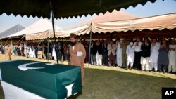 Para pejabat militer dan lainnya ikut mendoakan almarhum mantan Presiden Pakistan Pervez Musharraf, yang akan dimakamkan di Karachi, Pakistan, Selasa, 7 Februari 2023. (Humas Antar Dinas via AP)