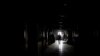 Seorang pria berjalan di sebuah gedung saat listrik padam di Karachi, Pakistan, 12 April 2018. (Foto: REUTERS/Akhtar Soomro)