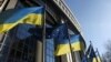 Bendera Uni Eropa dan Ukraina berkibar di luar gedung Parlemen Uni Eropa, di Brussel, Belgia, 28 Februari 2022. (Foto: REUTERS/Yves Herman)