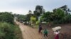 Des personnes déplacées fuient le lieu d'une attaque qui aurait été perpétrée par le groupe rebelle des ADF dans le village de Halungupa près de Beni, Nord-Kivu, en RDC, le 18 février 2020. (AFP/Alexis Huguet)