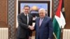 Presiden Palestina Mahmud Abbas (kanan) menerima Menteri Luar Negeri AS Antony Blinken di Ramallah, 27 Maret 2022. (Foto: AFP)