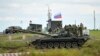 Seorang instruktur berdiri di atas tank saat latihan militer Rusia di wilayah Rostov-on-Don, 4 Oktober 2022. Kementerian Pertahanan Inggris mengatakan sektor manufaktur pertahanan Rusia kemungkinan besar memanfaatkan narapidana untuk memenuhi kebutuhan perang. (Foto: AP)