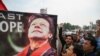 Para pendukung mantan perdana menteri Pakistan Imran Khan berdemo sehari setelah percobaan pembunuhan terhadap Khan di Wazirabad, 4 November 2022. (Foto: Aamir Qureshi/AFP)
