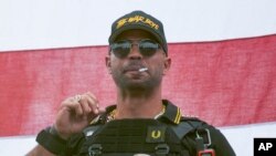 Pemimpin kelompok sayap kanan Proud Boys, Henry "Enrique" Tarrio, mengenakan topi bertuliskan The War Boys dalam sebuah aksi demo di Portland, Oregon, pada 26 September 2020. (Foto: AP/Allison Dinner)