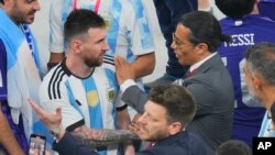Nusret Gokce (kanan), meletakkan tangannya di bahu pemain Argentina Lionel Messi pada akhir pertandingan sepak bola final Piala Dunia antara Argentina dan Prancis di Stadion Lusail di Lusail, Qatar, 18 Desember 2022.