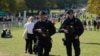 Polisi Inggris berpatroli di sepanjang Long Walk menuju gerbang Cambridge di luar Kastil Windsor di Windsor, Inggris, 18 September 2022. (Foto: AP)