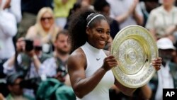 Petenis AS Serena Williams dengan trofi turnamen tenis Wimbledon (foto: dok). 