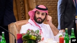 Putra Mahkota Arab Saudi Mohammed bin Salman menjelang jamuan makan siang KTT G20 di Nusa Dua, Bali, 15 November 2022. (Leon Neal/Pool via AP)