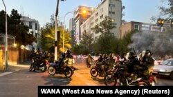2022年9月19日，伊朗警察抵达抗议德黑兰现场准备驱散示威者。他们抗议阿米尼被“道德警察”抓捕之后死亡。
