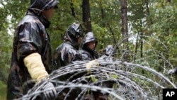 Mülteciler yüzünden Slovenya sınırını jiletli telle kapatan Macar polisi