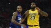 LeBron James (23) défend contre Kawhi Leonard (2) au Staples Center, USA, le 22 octobre 2019