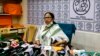 ভারতের কলকাতায় আসন্ন বিধানসভা নির্বাচনের জন্য দলের প্রার্থীদের নাম ঘোষণা করার আগে মিডিয়াকে শান্ত হওয়ার জন্য আবেদন করছেন পশ্চিমবঙ্গ রাজ্যের মুখ্যমন্ত্রী এবং তৃণমূল কংগ্রেস দলের নেত্রী মমতা বন্দ্যোপাধ্যায়। ৫ মার্চ ২০২১। (ছবি-এপি/বিকাস দাস)