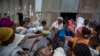Para warga Tigray yang terusir dari tempat tinggal mereka akibat konflik, mengantre makanan yang dibagikan oleh warga lokal di Mekele, Tigray, Ethiopia utara, pada 9 Mei 2021. (Foto: AP/Ben Curtis)