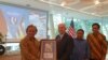 Penyerahan Perangko secara Simbolis kepada Dubes AS untuk Indonesia Joseph R Donovan dalam acara Perayaan Hubungan Diplomatik 70 tahun Indonesia-AS, di Jakarta, Rabu (10/4) (VOA/Ghita).