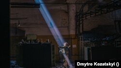 Прес офіцер полку "Азов" Дмитро Козацький (позивний Орест) в російському оточенні на заводі "Азовсталь" у Маріуполі, Україна. 16 травня 2022.