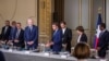 Presiden Prancis Emmanuel Macron tiba untuk menghadiri rapat kabinet pertama dengan para menteri baru di Istana Elysee di Paris, Prancis 4 Juli 2022. (Foto: via Reuters)