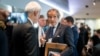 Direktur Jenderal Badan Nergy Atom Internasional (IAEA) Rafael Grossi (tengah) hadi dalam sebuah pertemuan di Forum Ekonomi Dunia (WEF) di Davos, pada 16 Januari 2024. (Foto: AFP/Fabrice Coffrini)
