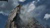 Petugas SAR Ukraina bekerja di lokasi kejadian setelah sebuah rudal Rusia menghantam gedung apartemen di Kryvyi Rih, Ukraina, Senin, 31 Juli 2023. (AP Photo/Libkos)