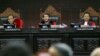 Hakim Ketua Anwar Usman (tengah) memimpin sidang perdana sengketa Pilpres 2019 di Mahkamah Konstitusi di Jakarta, hari Jumat, 14 Juni 2019. (Foto: AP)