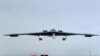 Бомбардувальник B-2 Spirit заходить на посадку на військовій базі у Міссурі.