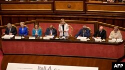 Perdana Menteri Italia, Giorgia Meloni (tengah) berpidato di hadapan para tamu konferensi internasional Italia-Afrika 'Jembatan untuk pertumbuhan bersama' di Senat Italia di Roma, 29 Januari 2024. (Andreas SOLARO / AFP)