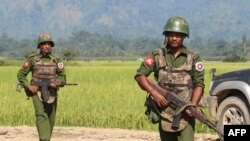ရခိုင်ပြည်နယ်အတွင်း တပ်မတော်သားများ လုံခြုံရေး ကင်းလှည့်နေစဉ် (မှတ်တမ်းဓါတ်ပုံ- အောက်တိုဘာလ ၂၁ ရက်နေ့ ၂၀၁၆ )