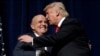 Le président américain Donald Trump (à dr.) embrasse l'ancien maire de la ville de New York, Rudolf Giuliani, lors d'un rassemblement de campagne à Greenville, N.C., le 6 septembre 2016.
