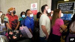 Фото: тестування на COVID-19 в аеропорту Форт Лодердейл, США