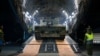 Tank tempur utama Leopard 2 Kanada pertama yang disumbangkan ke Ukraina tiba di Polandia, 5 Februari 2023. (Foto: Departemen Pertahanan Nasional via REUTERS)