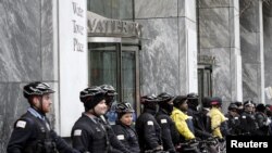 芝加哥警察守护在大楼前，当时有大约150名示威者上街抗议针对黑人的暴力（2015年12月24日）
