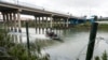 Petugas Patroli Perbatasan berpatroli di sungai Rio Grande, Eagle Pass, Texas, AS, saat kota-kota perbatasan AS bersiap menghadapi masuknya pencari suaka menjelang berakhirnya pembatasan migrasi "Title 42", 19 Desember 2022. (REUTERS/ Jordan Vonderhaar)