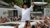 Prabowo Subianto meminta pendukungnya untuk tidak melakukan kekerasan dalam acara parade di Jakarta, 19/4 lalu (foto: dok). Prabowo dilaporkan sedang bepergian ke luar negeri. 