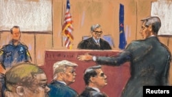 Croquis montrant l'ex président américain Donald Trump et son avocat Todd Blanche devant le juge Juan Merchan lors du procès pénal de Trump pour des accusations de falsification des dossiers commerciaux à New York, États-Unis, le 22 avril 2024, dans (REUTERS/Jane Rosenberg)