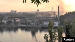 克里米亚塞瓦斯托波尔的一个造船厂据报遭乌克兰导弹袭击或冒出浓烟。（2023年9月13日）