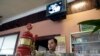 អ្នក​លក់​ស្រាបៀ​កំពុង​ចាក់​ស្រាបៀ​ជូន​អតិថិជន​កាល​ពី​ថ្ងៃពុធ ទី១ ខែ​មេសា ឆ្នាំ​២០០៩ នៅ​ទីក្រុង​ភ្នំពេញ។ (រូបថត៖ AP/David Longstreath)