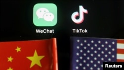 资料照片：美中国旗与TikTok和微信的应用软件