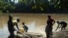 A Shabunda, les enfants travaillent dans les mines le long de la riviere Ulindi, en RDC, le 23 mars 2017. (VOA/Ernest Muhero)