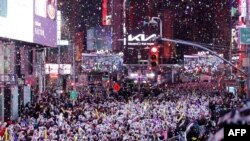 အမေရိကန်ပြည်ထောင်စု၊ နယူးယောက်မြို့က Times Square မှာ နှစ်သစ်ကူးပွဲဆင်နွှဲနေသူများ။ (ဇန်နဝါရီ ၁၊ ၂၀၂၅) 