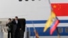 El presidente de China, Xi Jinping, y su esposa, Peng Liyuan, se despiden desde su avión al despegar de Quito, Ecuador, el viernes 18 de noviembre de 2016.