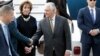 El secretario de Estado de EE.UU. Rex Tillerson (centro) saluda a oficiales del ejército mexicano a su llegada al aeropuerto Benito Juárez en Ciudad de México para una visita de dos días. Jueves, 1 de febrero de 2018. 
