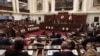 ARCHIVO - Legisladores esperan en el Congreso la llegada de la presidenta peruana Dina Boluarte, en Lima, Perú, el 28 de julio de 2023. 
